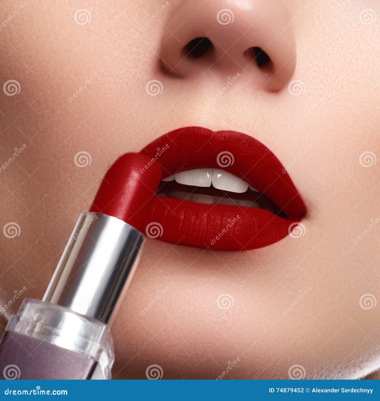 Extrem Nah Oben Auf Dem Modell Das Dunkelroten Lippenstift Anwendet Verfassung Stockfoto Bild Von Verfassung Modell