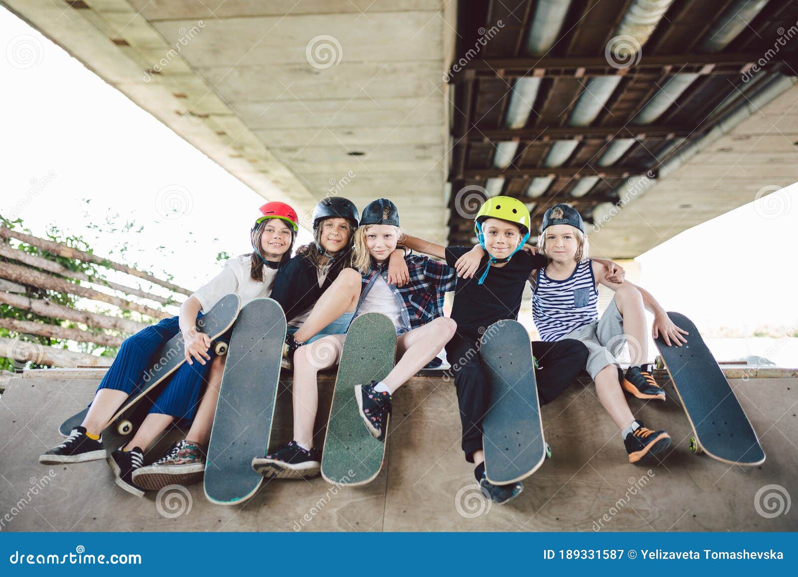 boerderij Mantsjoerije Instituut Extreme Sport in City. Skateboarding Club for Children. Group Friends  Posing on Ramp at Skatepark Stock Image - Image of children, people:  189331587