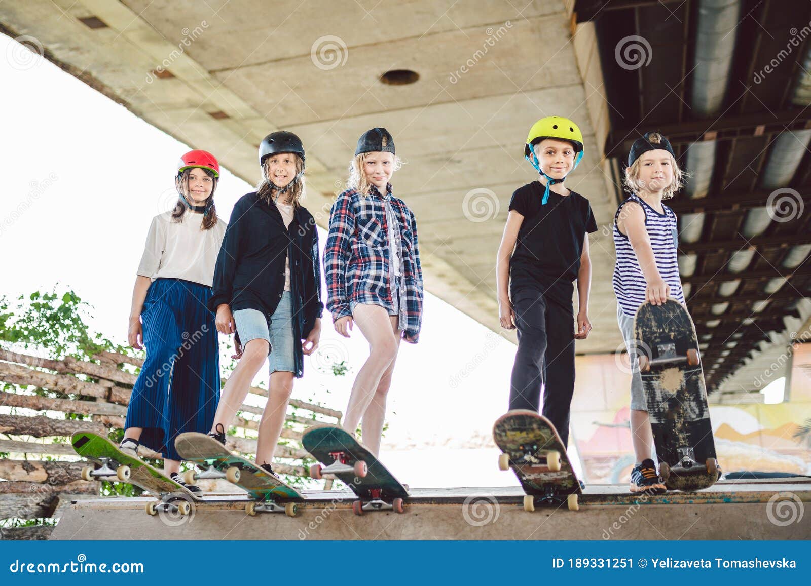 Chronisch Ingrijpen Dan Extreme Sport in City. Skateboarding Club for Children. Group Friends  Posing on Ramp at Skatepark Stock Image - Image of female, 1213: 189331251