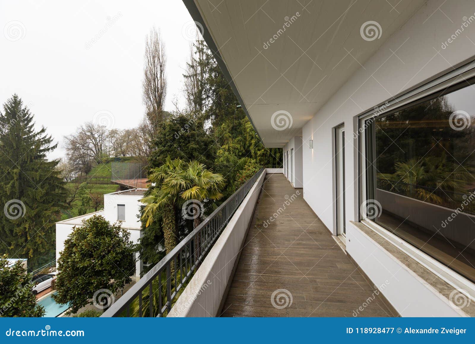 Extérieur de terrasse avec personne autour. Extérieur de balcon avec personne autour