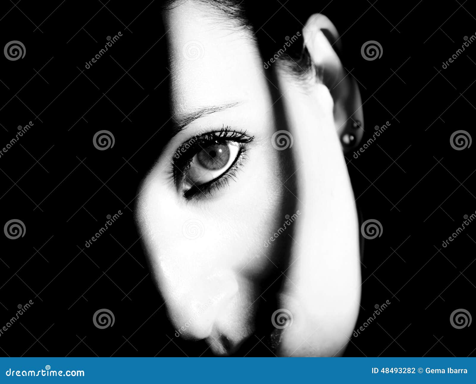 eye in black and white