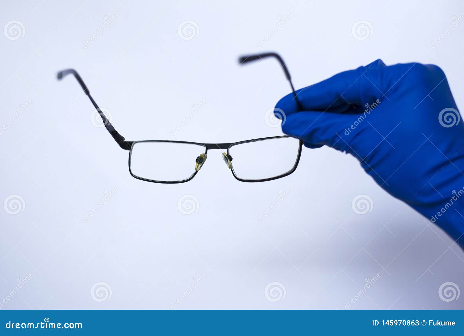 Врач подбирающий очки. Очки с астигматическими линзами. Астигматические очки в спортивной оправе. Астигматические очки - 3,75. Пациент желтые очки.