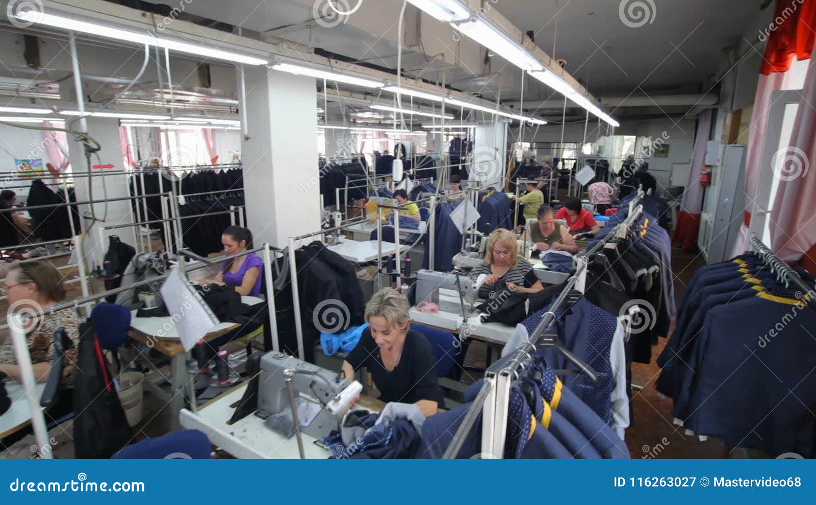 Fábrica De Costura Industria De La Confección Costura De La Ropa Externa  Almacen De Video - Vídeo de tela, trabajador: 116263027