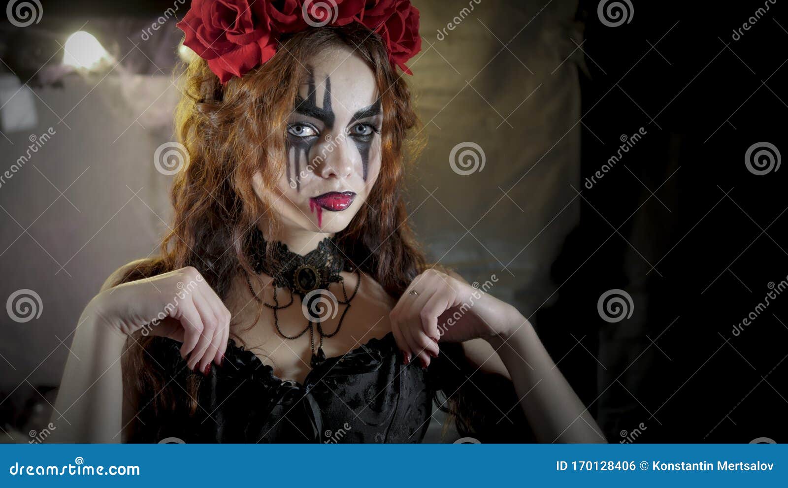 Fácil Maquillaje De Halloween La Chica Con La Foto En Su Cara La Novia Del Diablo Con Una Corona De Flores Rojas En La Cabeza Foto de archivo - Imagen de hermoso, Fácil Maquillaje De Halloween La Chica Con La Foto En Su Cara La Novia Del Diablo Con Una Corona De Flores Rojas En La Cabeza Foto de archivo - Imagen de hermoso,