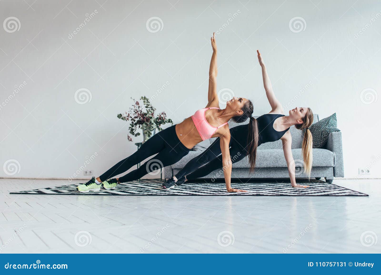 Färdiga Kvinnor Som Gör Sidoplankan, övar Praktiserande Pilates Hemma  Fotografering för Bildbyråer - Bild av kaukasisk, idrottshall: 110757131