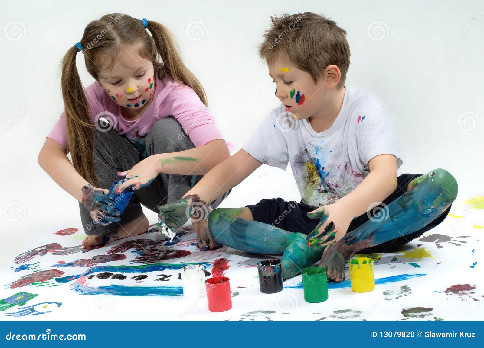 Почему дети красят. Paint on clothes. Пятно на одежде картинка для детей. Ребёнок красит склупт мулть.