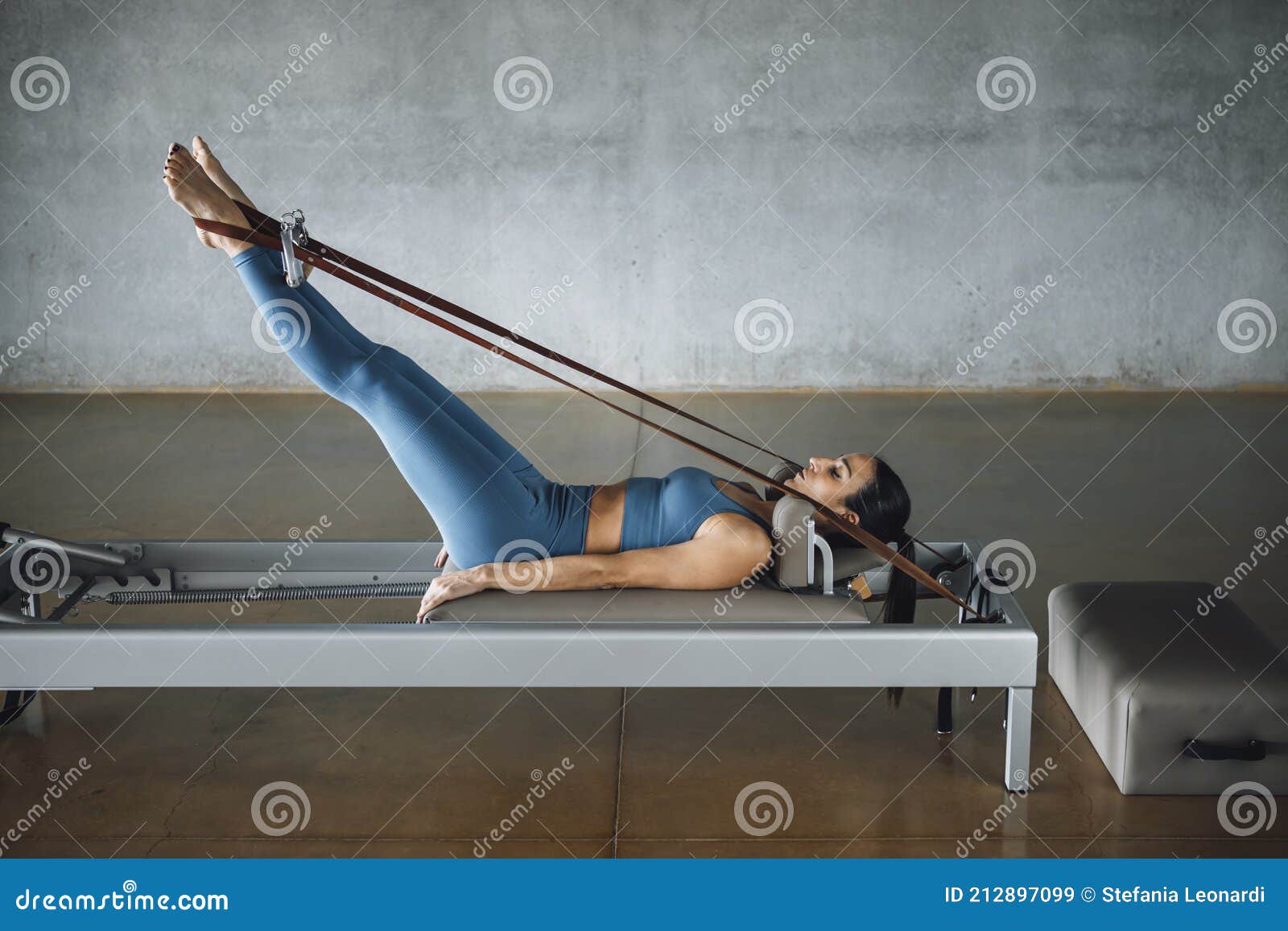 Fêmea Flexível Usando Máquina De Reformador De Pilates Na Academia Imagem  de Stock - Imagem de equipamento, corda: 212897099