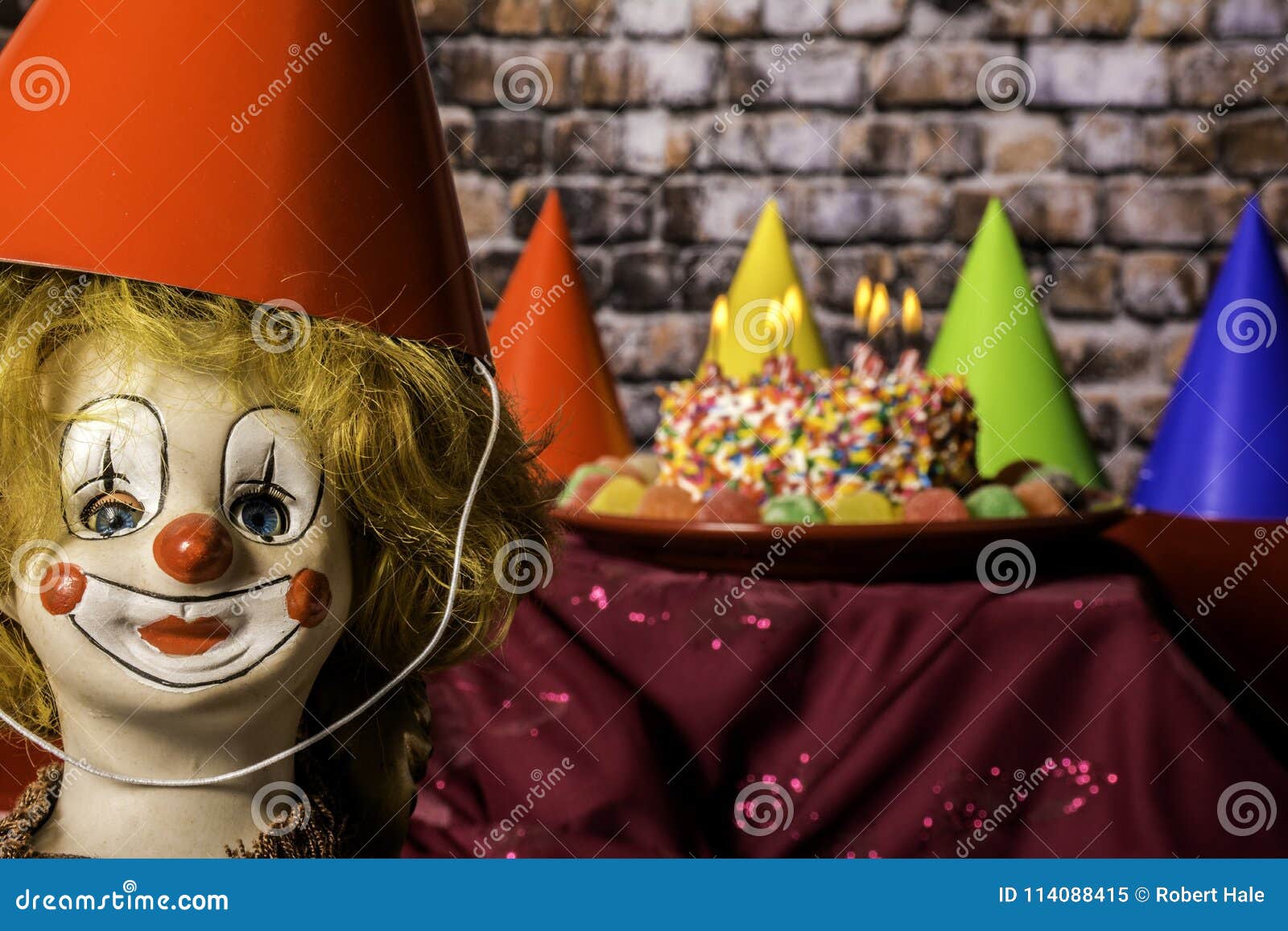 Fete D Anniversaire Avec Le Gateau Et Le Clown Image Stock Image Du Incendie Sucre Fete D Anniversaire Avec Le Gateau Et Le Clown Image Stock Image Du Incendie Sucre