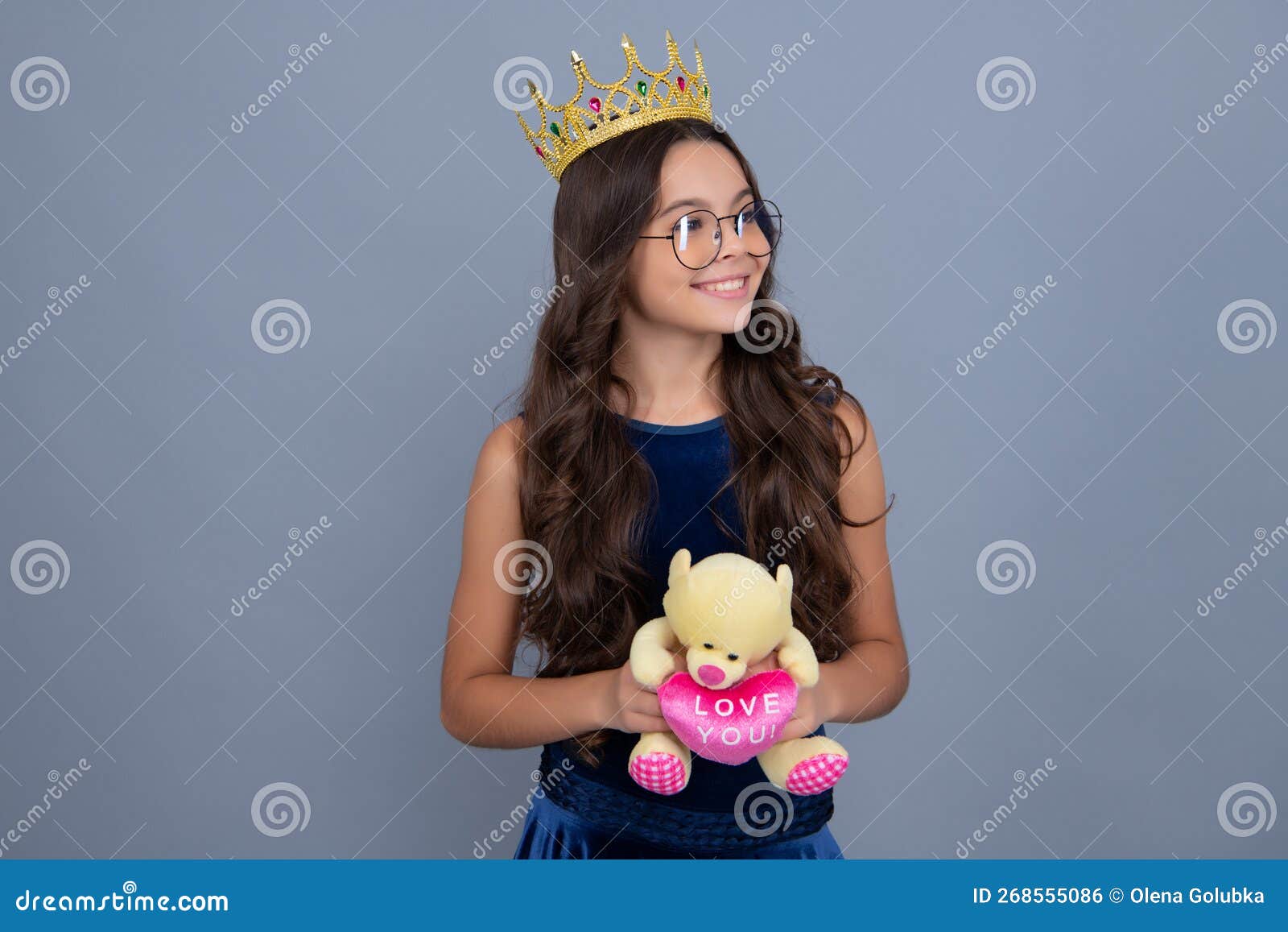 Fête D'anniversaire Pour Enfants. Adolescente Avec Couronne Sentiment De  Confiance Princesse. Couronne Princesse Enfant En Studio Photo stock -  Image du diadème, positif: 268555086