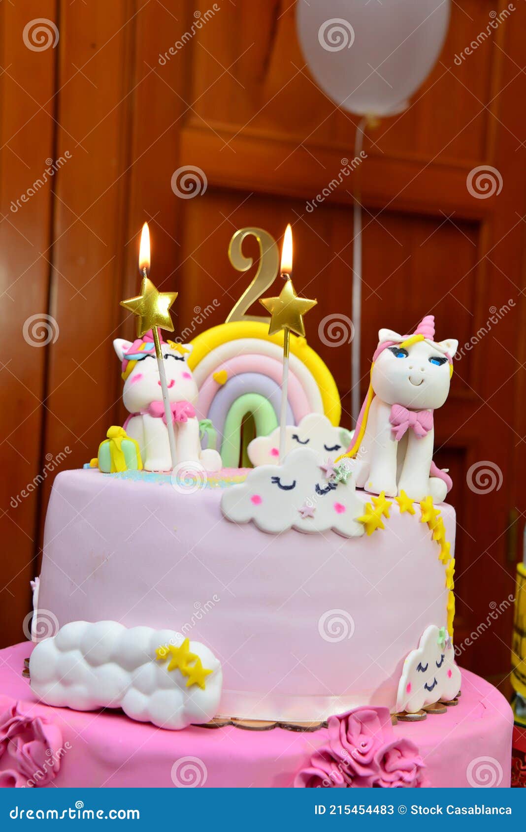 Fête D'anniversaire Pour Enfants Avec Décoration Pastel Colorée Et Gâteau  Arc-en-ciel De Licorne. Petite Fille Aux Bonbons, Aux Bonbons Et Aux  Fruits. Ballons Et Bannière Dans Une Table Décorée De Fête Pour