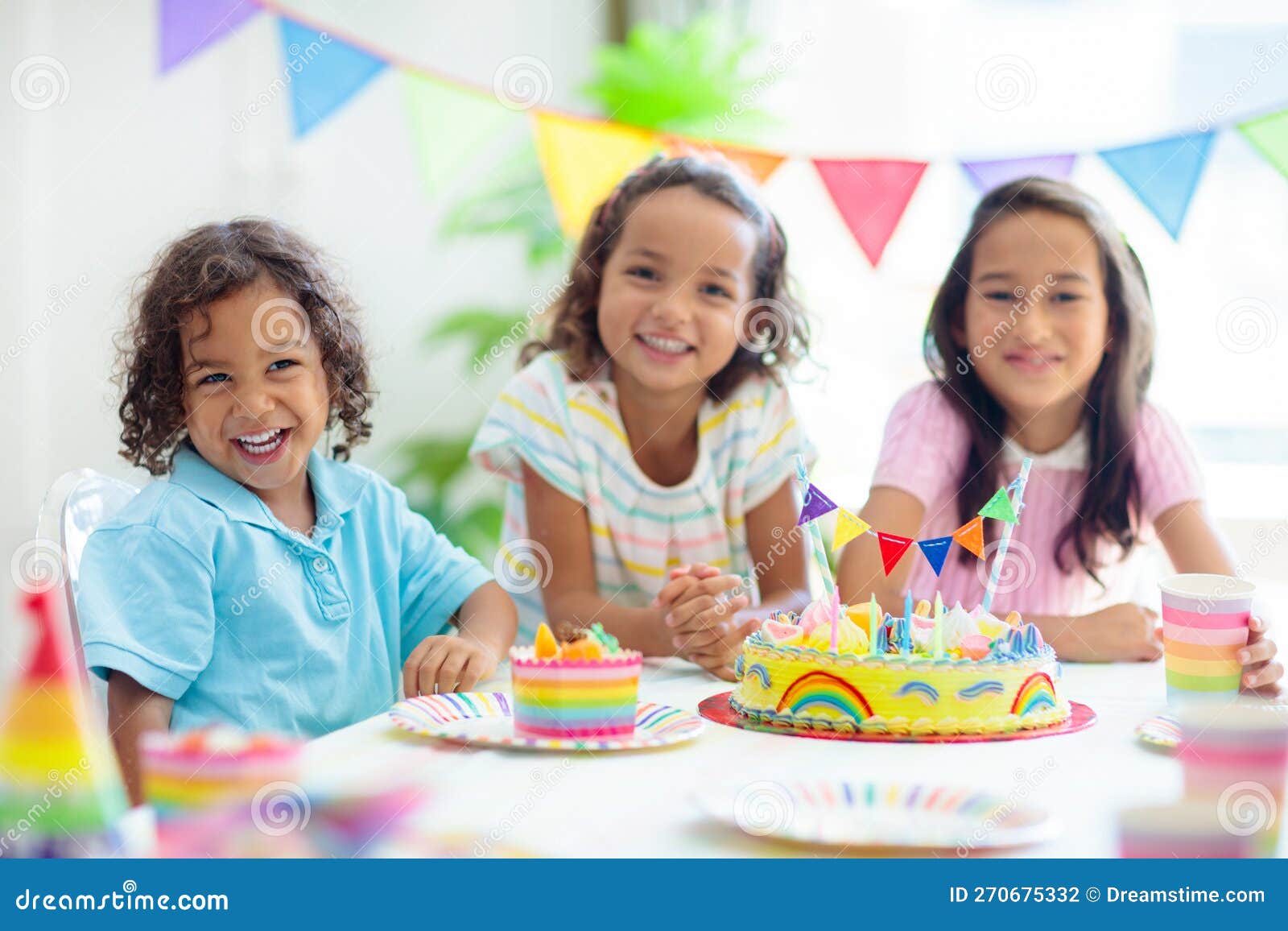 Fête D'anniversaire Pour Enfants. Enfants Avec Gâteau Et Cadeaux