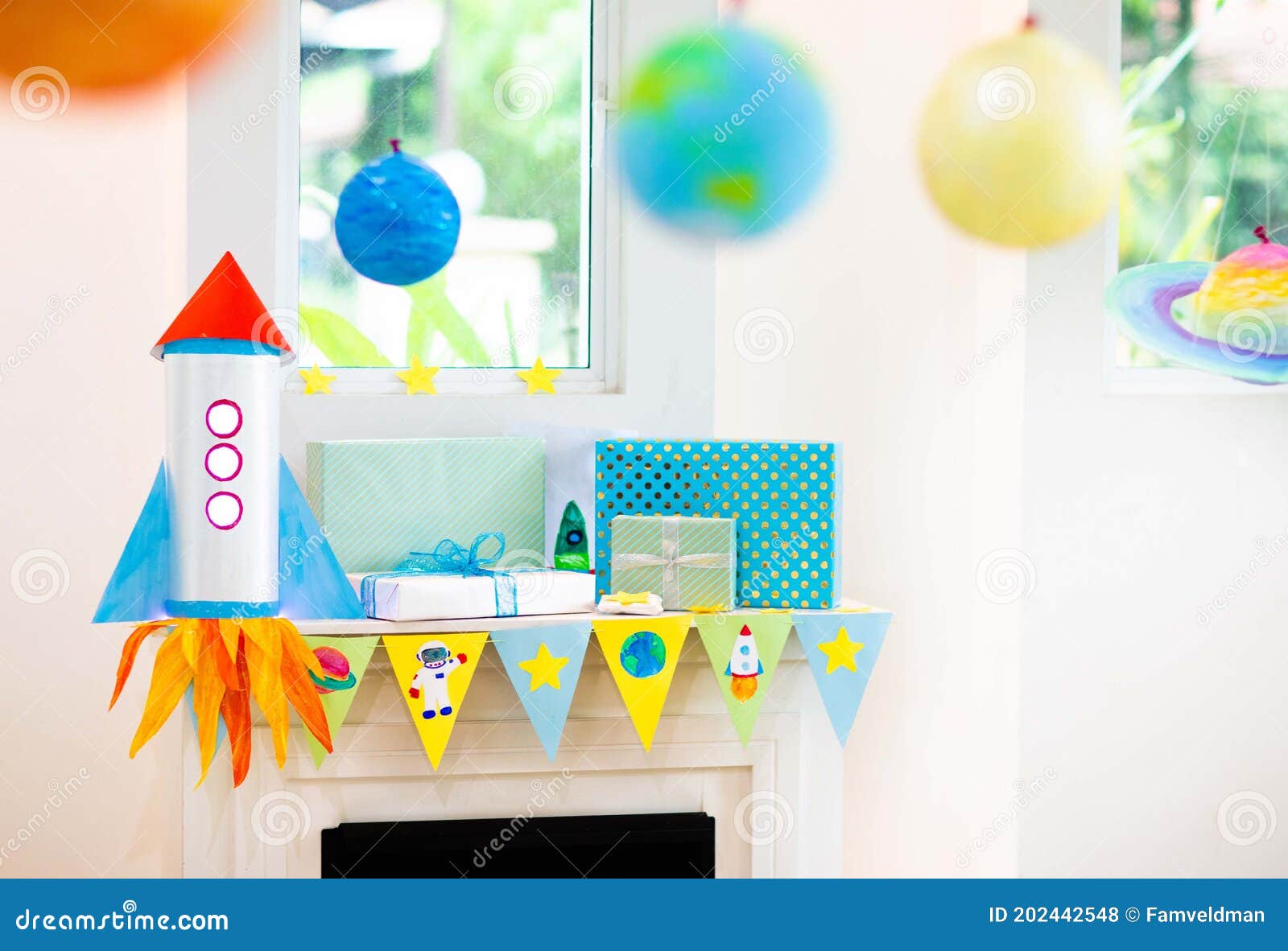 Fête D'anniversaire Pour Enfants Du Thème De L'espace. La Décoration De La  Chambre Photo stock - Image du gosses, décoration: 202442548