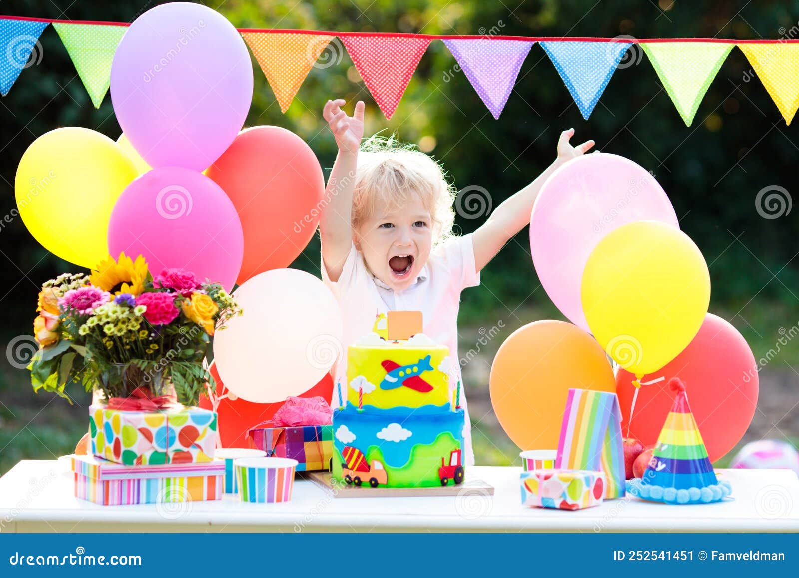 Fête D'anniversaire Pour Enfants. Enfant Souffler La Bougie De Gâteau Image  stock - Image du indicateur, drôle: 252541451
