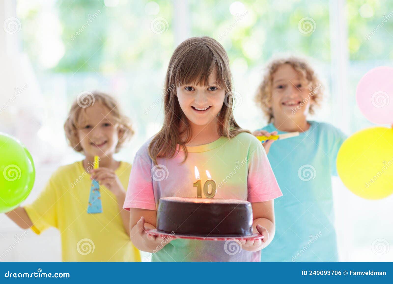 Fête D'anniversaire Pour Enfants. Enfant Souffler La Bougie De Gâteau Photo  stock - Image du fille, blonde: 249093706