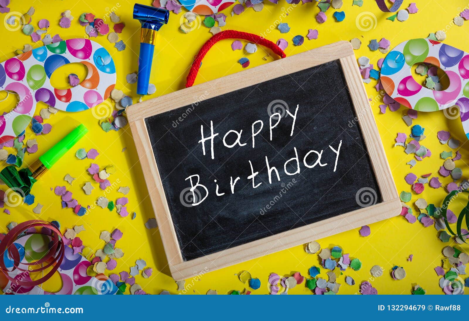 Fete D Anniversaire Texte De Joyeux Anniversaire Sur Un Tableau Noir Des Confettis Et Des Serpentines Sur Le Fond Jaune Lumineux Image Stock Image Du Jaune Joyeux Fete D Anniversaire Texte De Joyeux Anniversaire Sur Un Tableau Noir Des Confettis Et Des Serpentines Sur Le Fond Jaune Lumineux Image Stock Image Du Jaune Joyeux