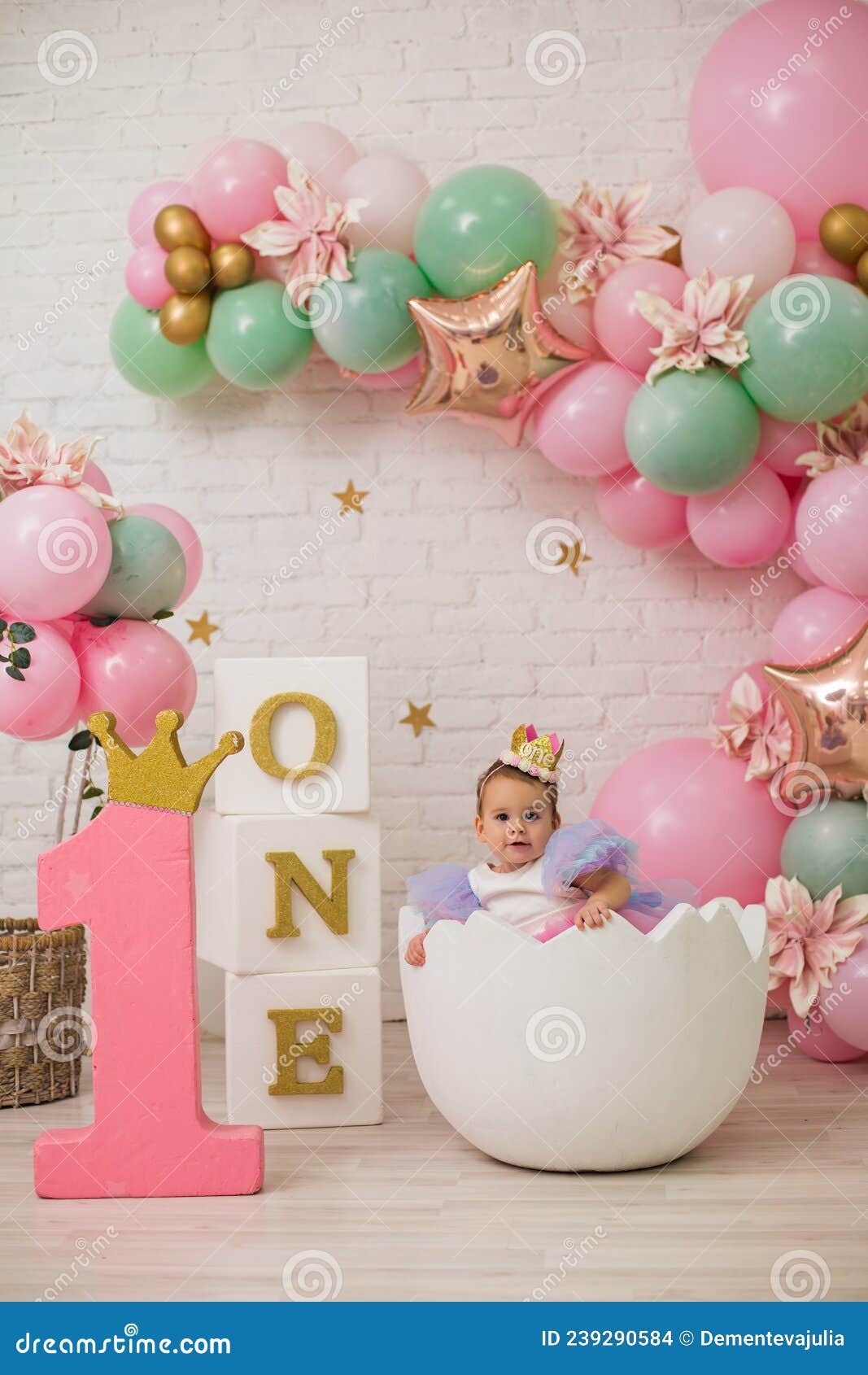 Décorations pour le premier anniversaire de la fille. Fête pour petite fille.  Numéro un en arrière-plan . Décoration intérieure pour un enfant  anniversaire est de 1 an en ultra Photo Stock - Alamy