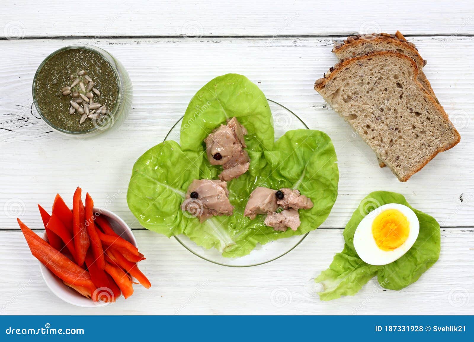 Fry de fígado de frango kaleji fry servido em folhas de alface com