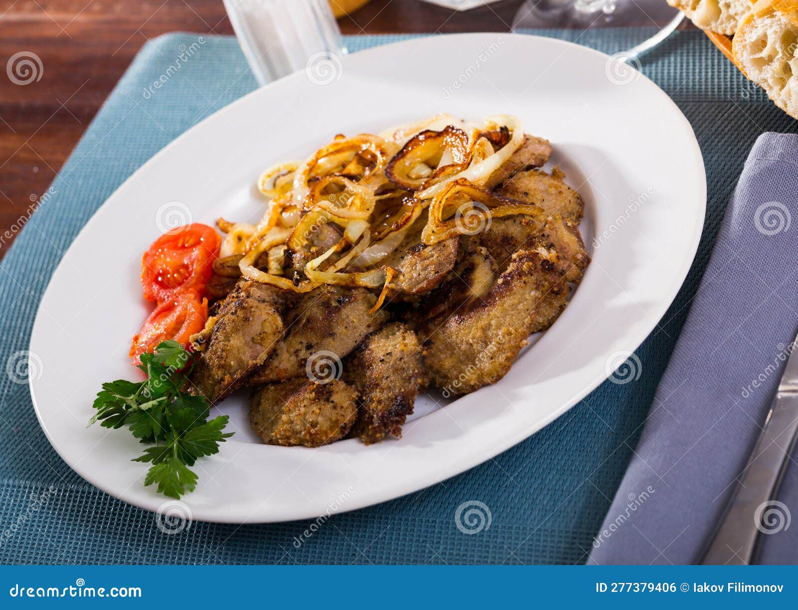 Fígado De Coelho Frito Com Cebola Foto de Stock - Imagem de galinha, placa:  277379406