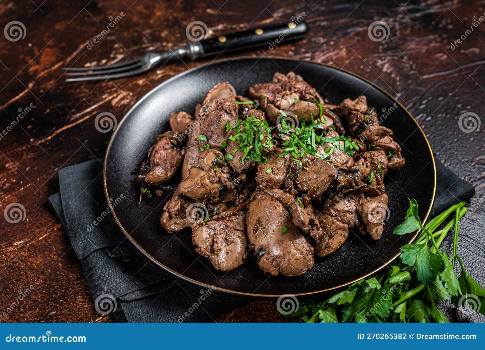 Fígado De Frango Frito Com Cebola E Salsa Em Um Prato. Fundo Escuro. Vista  Superior Foto de Stock - Imagem de placa, bandeja: 270265382