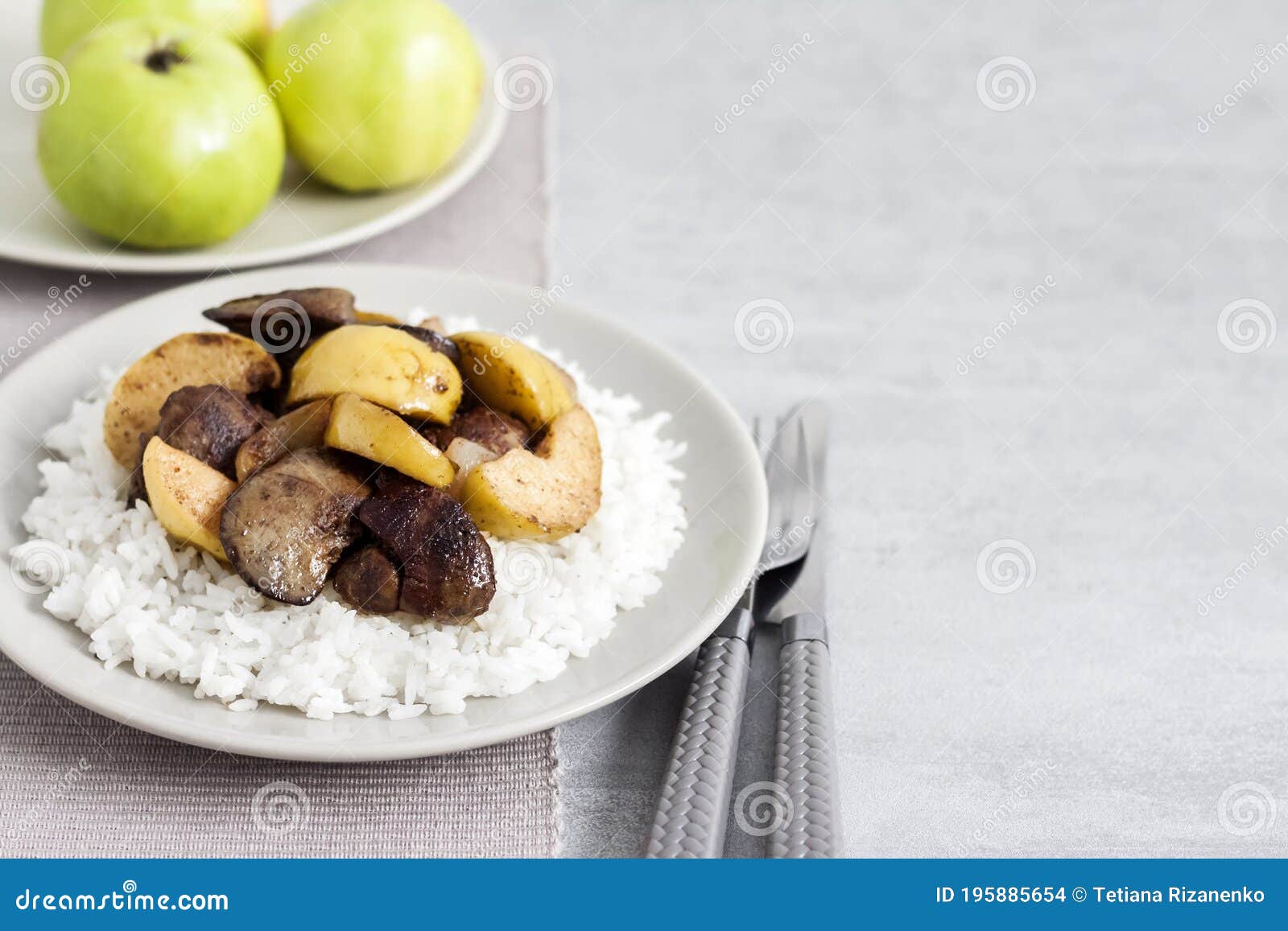 Pedaços Fígado Frango Fritos Óleo Com Maçãs Cebolas Uma Panela fotos,  imagens de © Isuhi #210076332