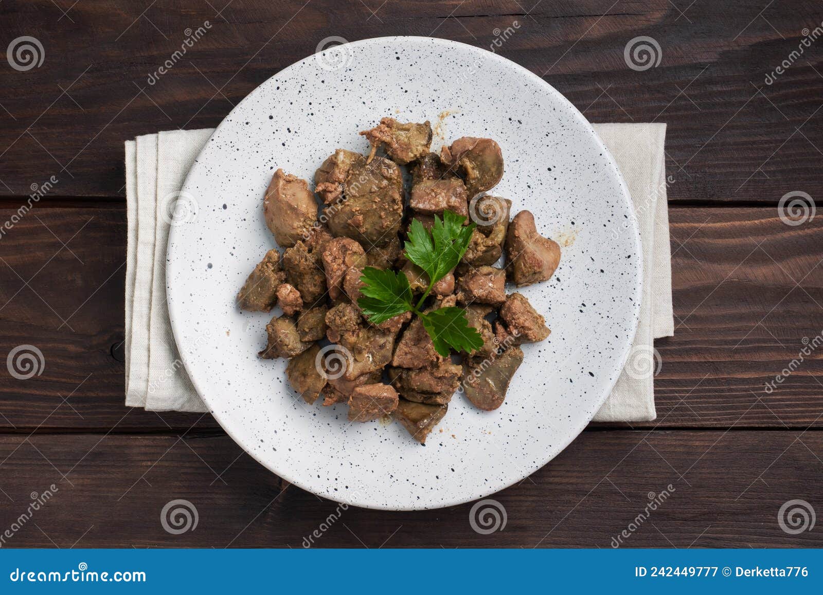 Fígado De Frango Frito Ou Cozido Com Cebola E Folhas De Salsa Verde Molhada  Em Prato. Prato De Carne Enriquecido Com Ferro. Imagem de Stock - Imagem de  bacia, cebola: 242449777