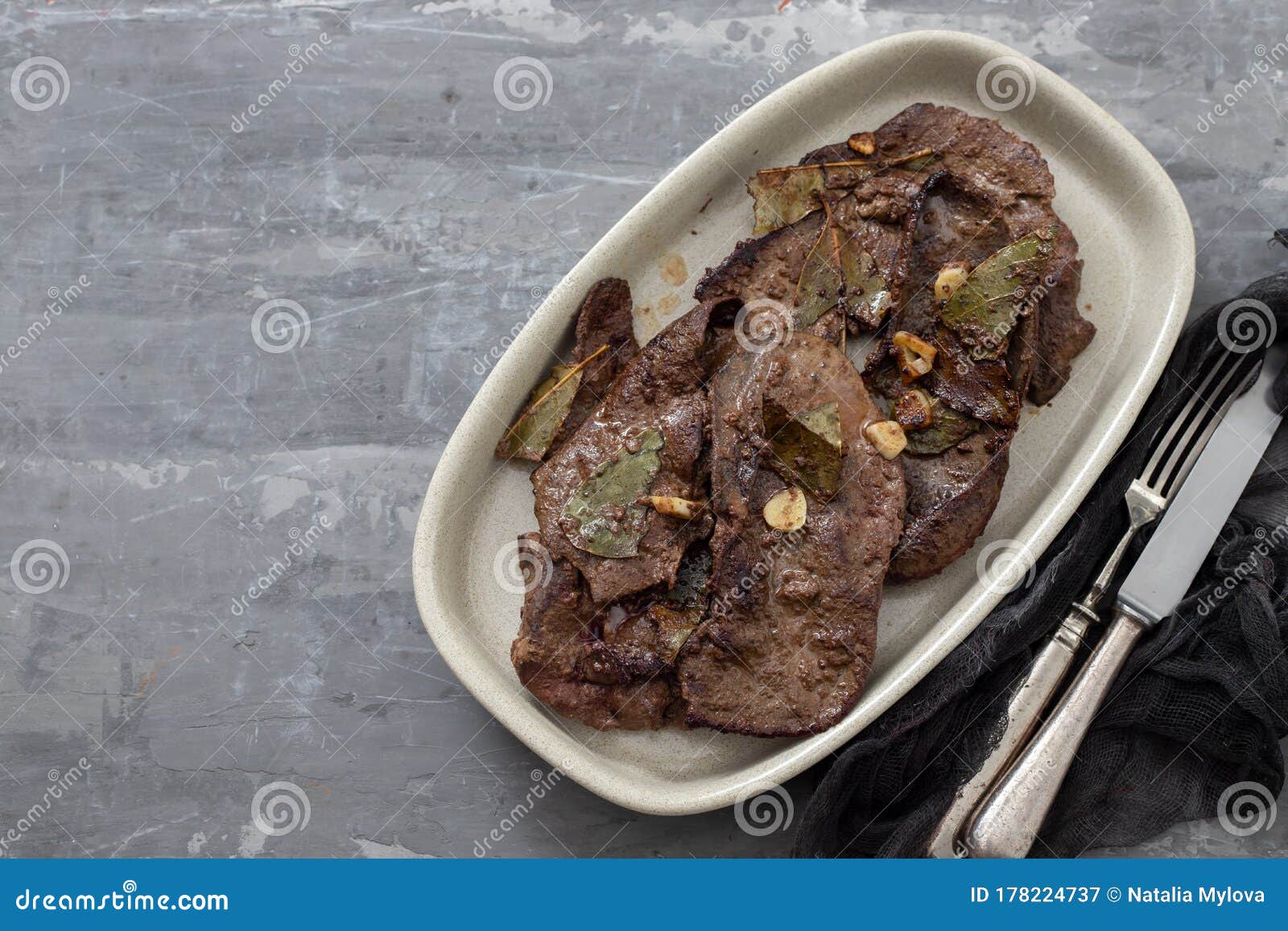 Fígado Frito Com Alho Em Prato De Fundo Cerâmico Foto de Stock