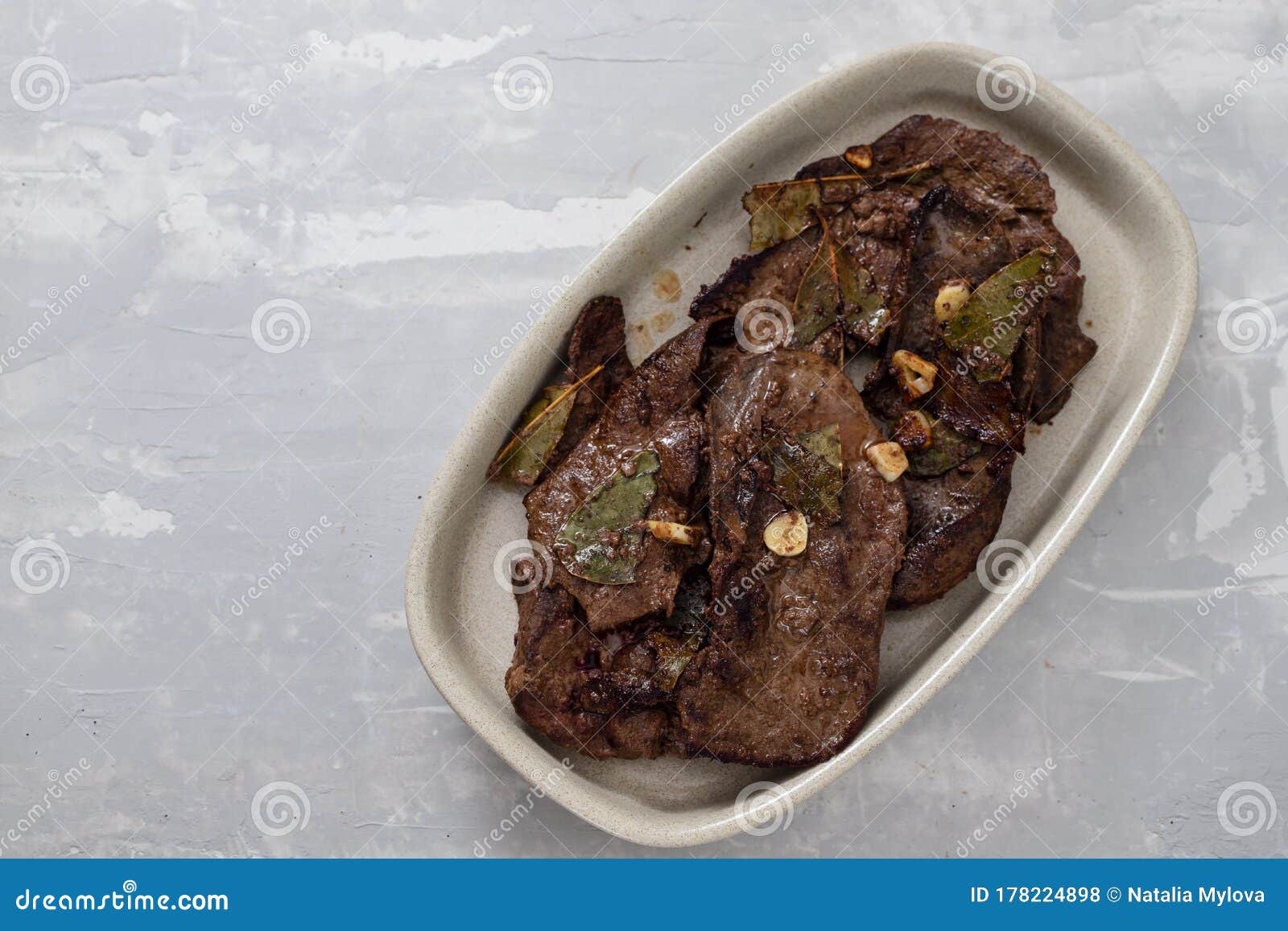 Fígado Frito Com Alho Em Prato De Fundo Cerâmico Foto de Stock