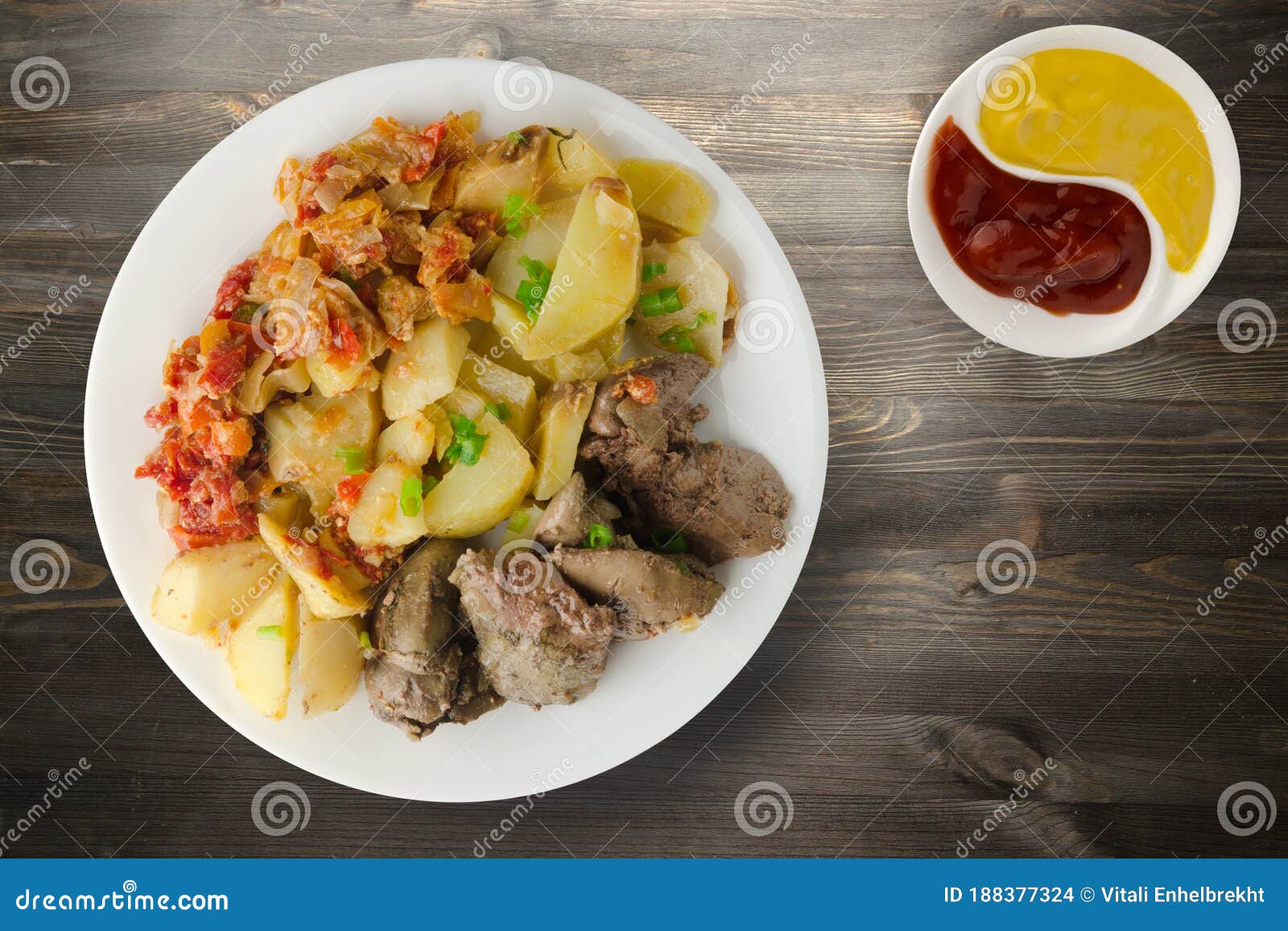 Fígado Frito Com Batatas E Tomate Estufado. Fígado Frito Na Chapa