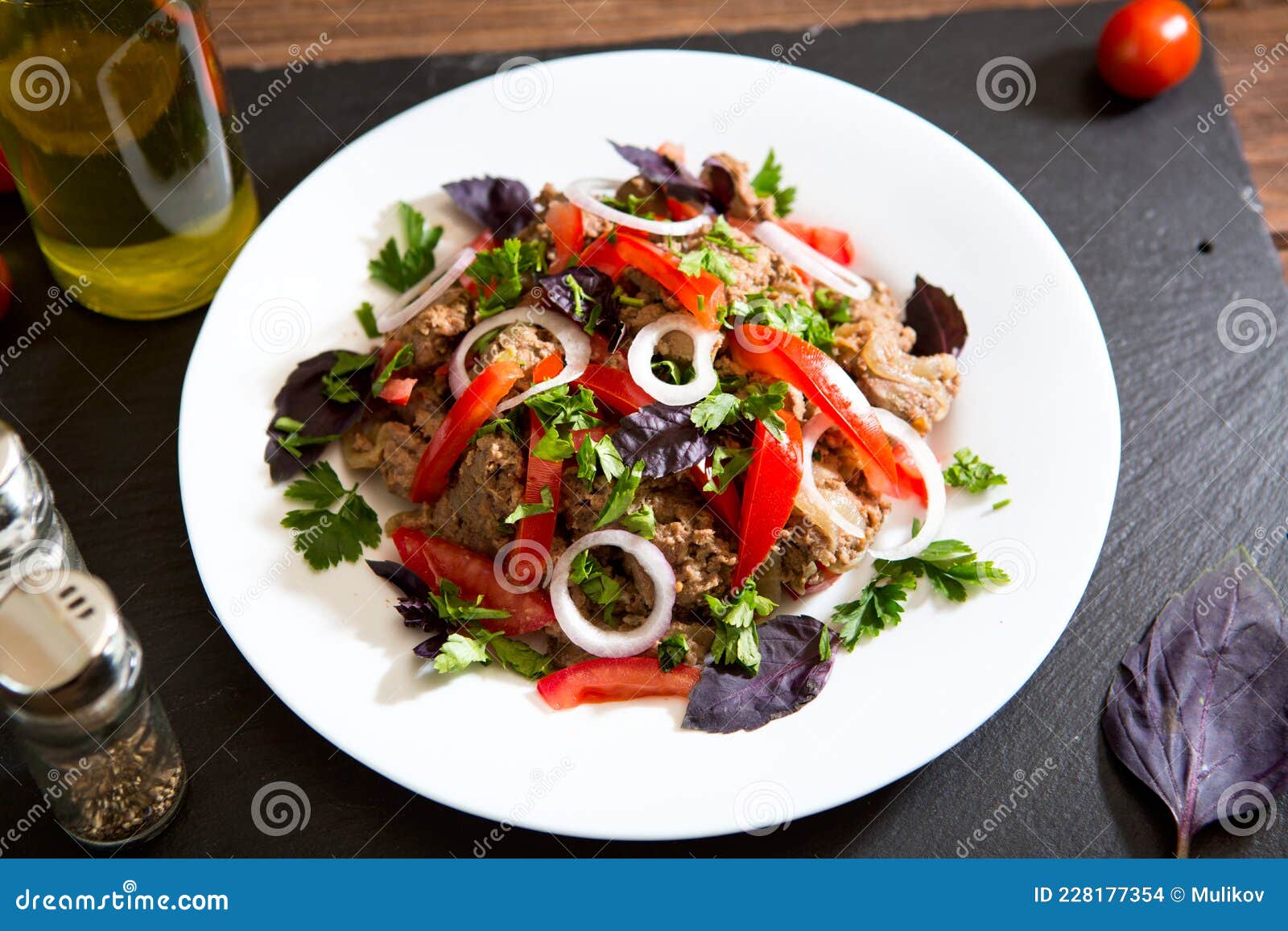 Fígado Frito Com Cebola E Tomate Sobre Fundo De Pedra Preta Foto de Stock -  Imagem de jantar, pauzinhos: 228177354