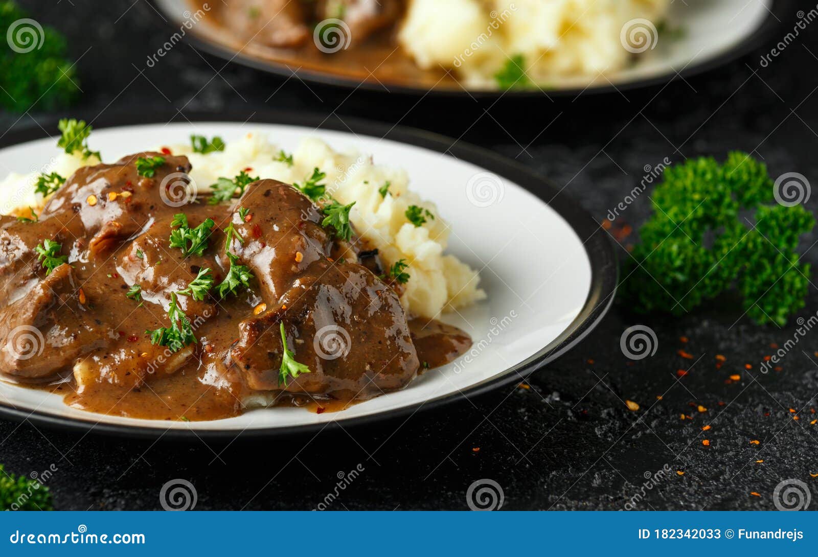 Fígado Frito Em Molho Com Amassado De Batata Foto de Stock