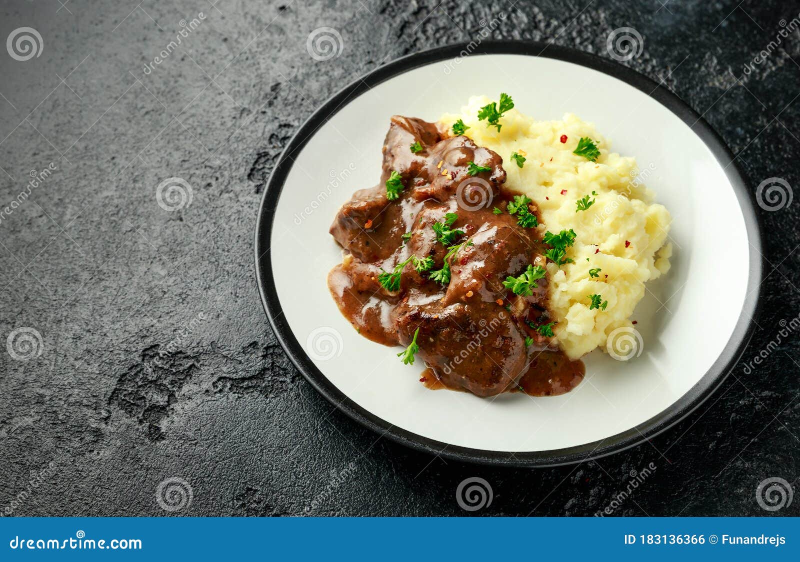 Fígado Frito Em Molho Com Amassado De Batata Foto de Stock