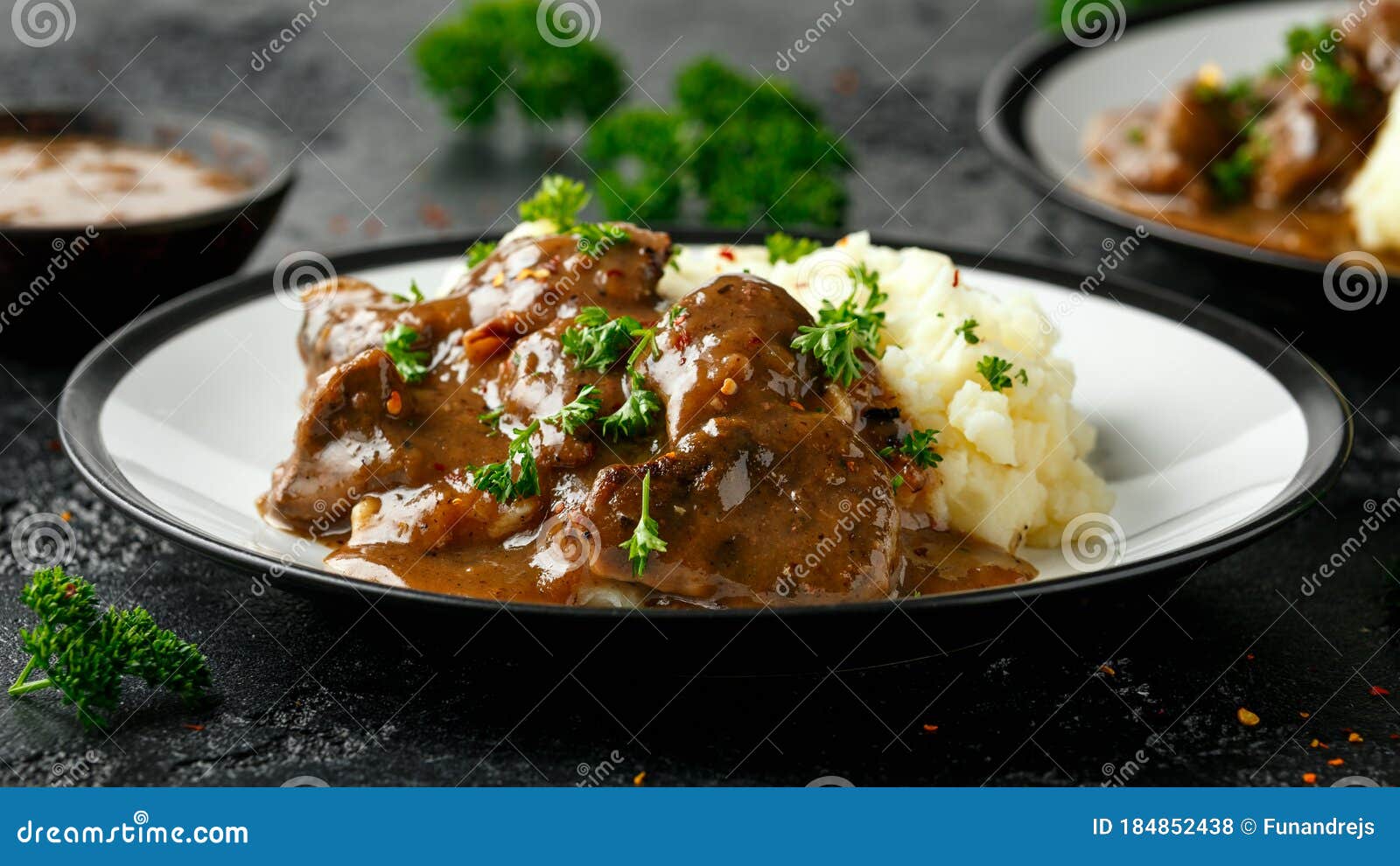 Fígado Frito Em Molho Com Amassado De Batata Foto de Stock