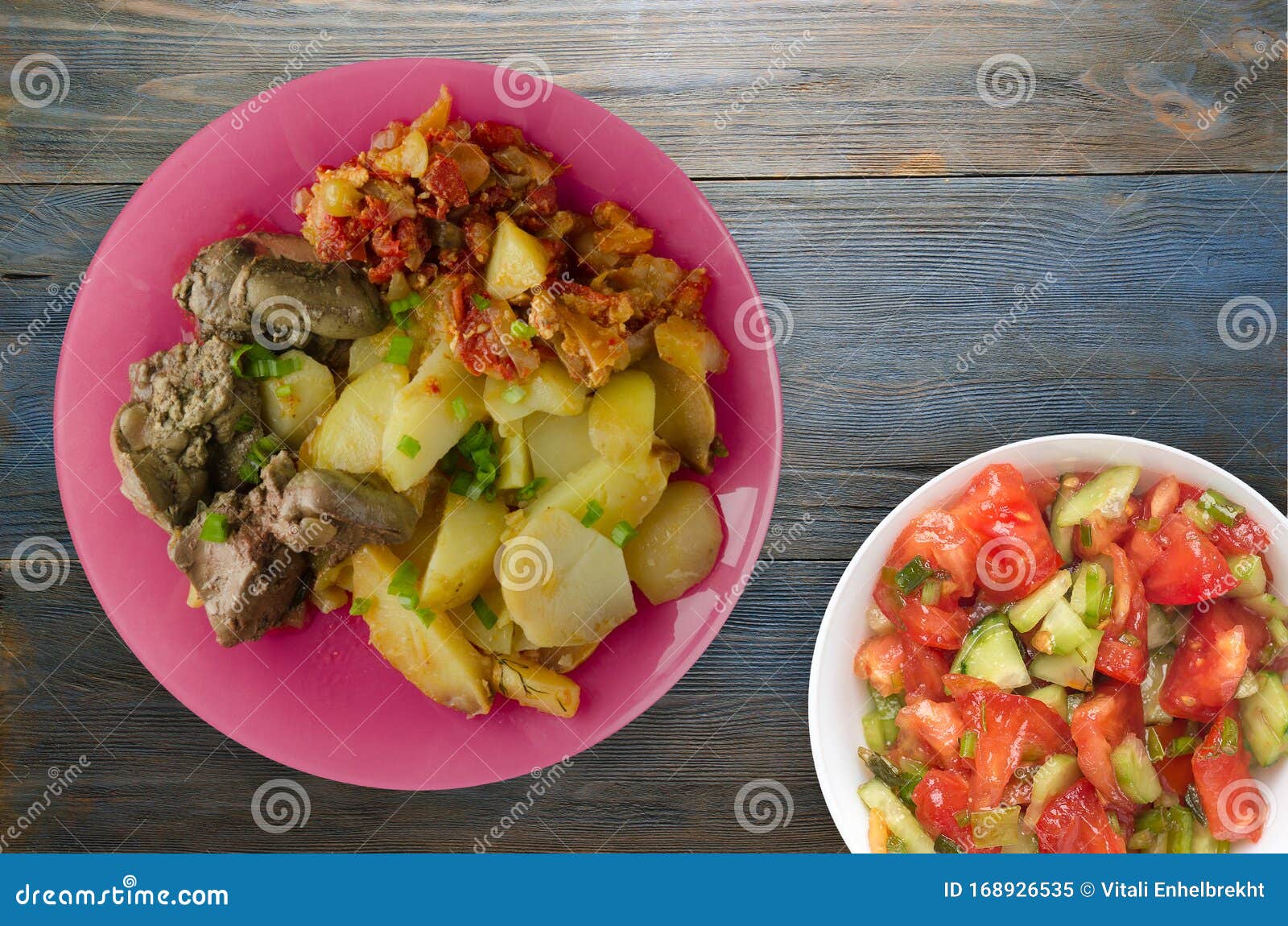 Fígado Frito Com Batatas E Tomates Cozidos Com Garfo E Faca Vista Superior. Fígado  Frito No Prato Em Um Fundo De Madeira Foto Royalty Free, Gravuras, Imagens  e Banco de fotografias. Image