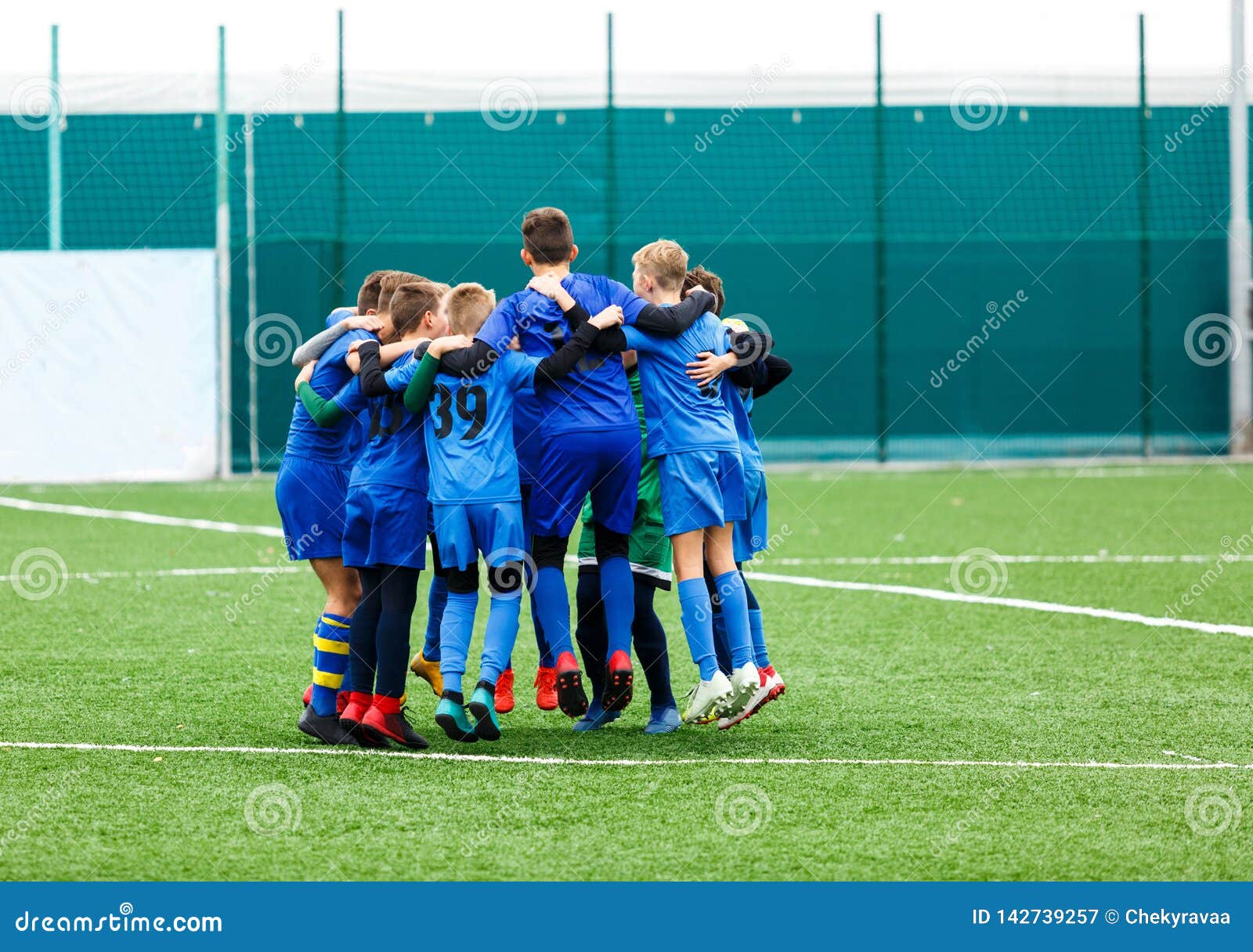 Entrenamiento De Fútbol Para Niños Fotos, retratos, imágenes y fotografía  de archivo libres de derecho. Image 55917457