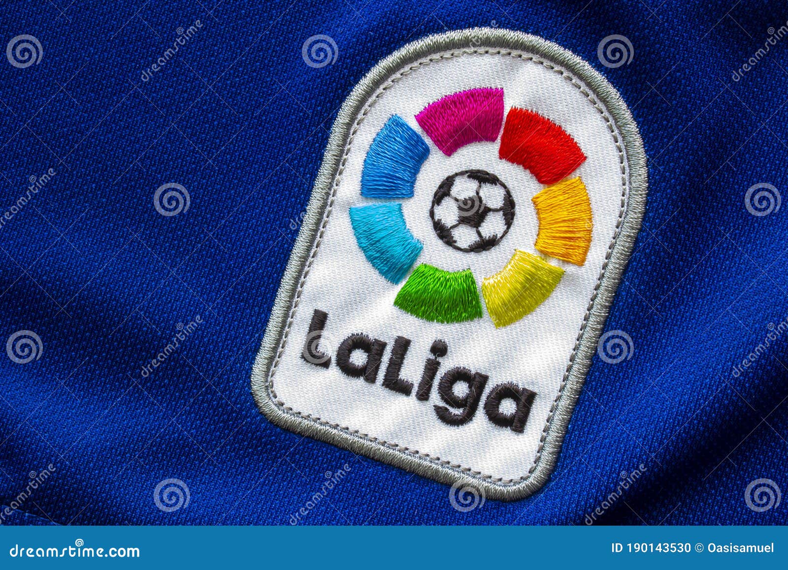 Fútbol De La Liga De España Cerca De Su Logo En Una Camiseta Imagen - Imagen de calgario, atlético: 190143530