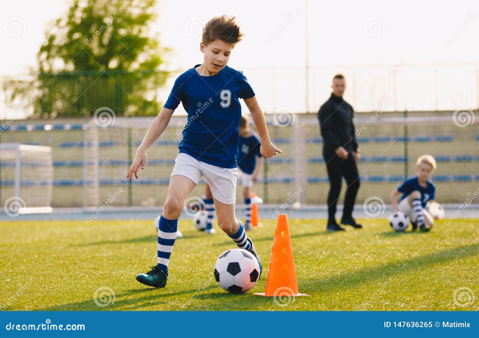 Niños - Campeón Del Fútbol Portero Del Muchacho En Ropa De Deportes Del  Fútbol En Estadio Con La Bola Concepto Del Deporte Foto de archivo - Imagen  de campo, bola: 109246350