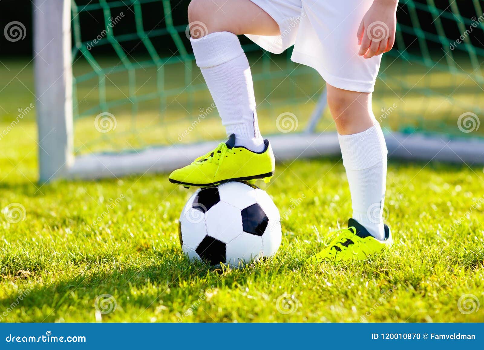 Fútbol Del Juego De Los Niños Niño En El Campo De Fútbol Foto de archivo -  Imagen de cabrito, juego: 120010870