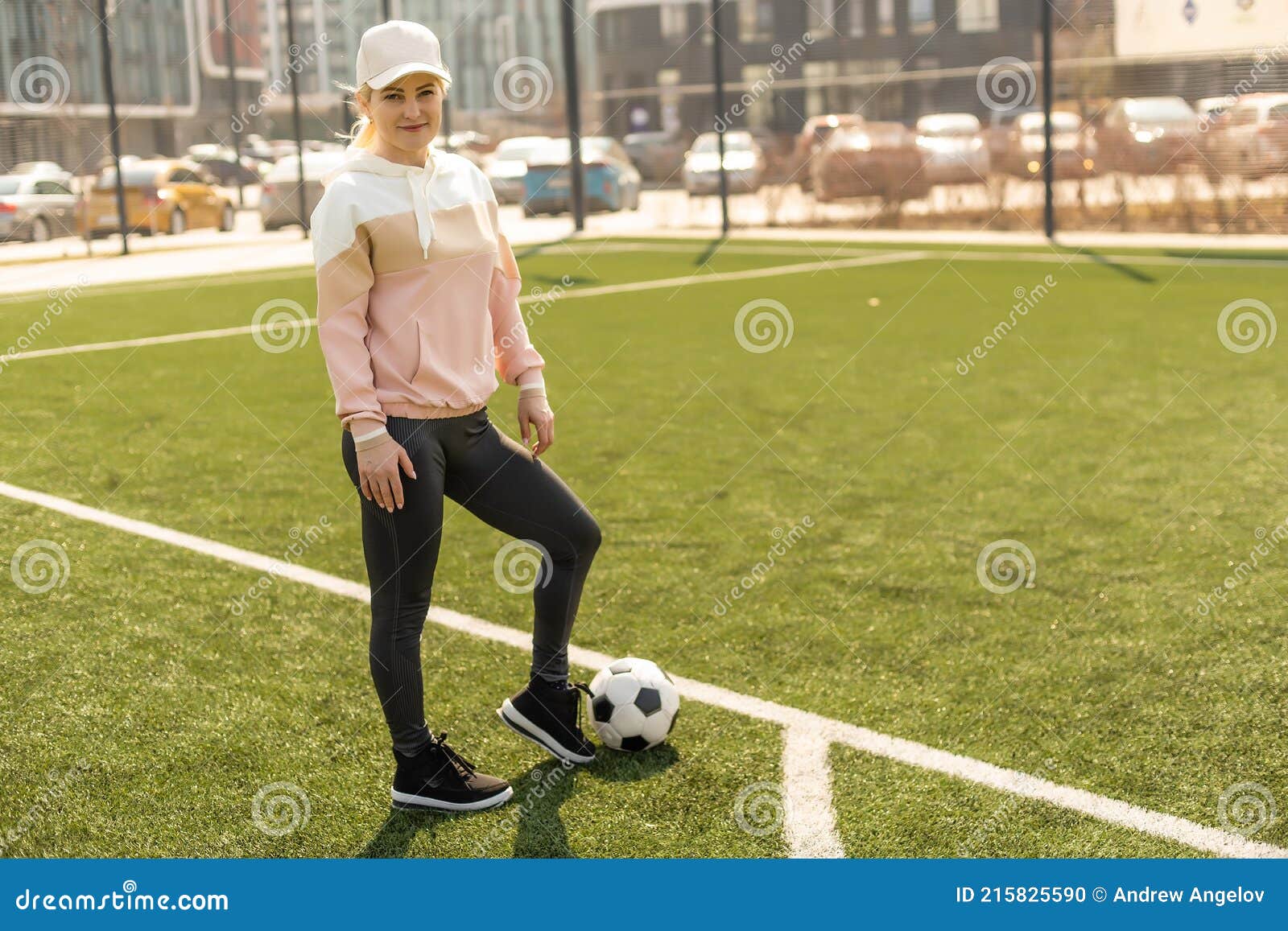 Fútbol Femenino Bonito. Joven Con Ropa Con Un Balón De Fútbol En El Césped Foto de archivo - Imagen de retrato: 215825590