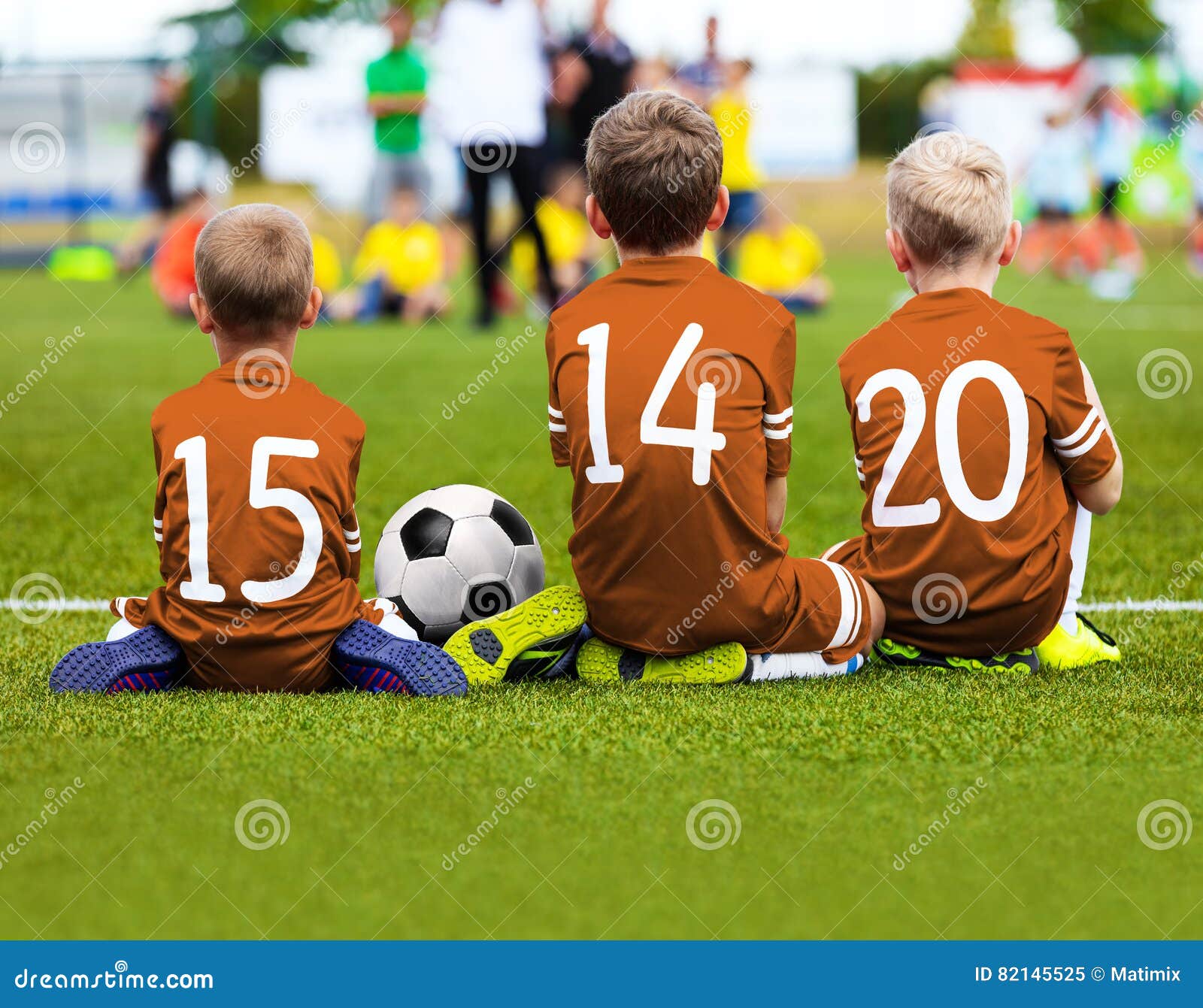 Fútbol Team Playing Match De Los Niños Partido De Fútbol Para Los Niños  Youn Imagen editorial - Imagen de horizontal, cabritos: 82145525