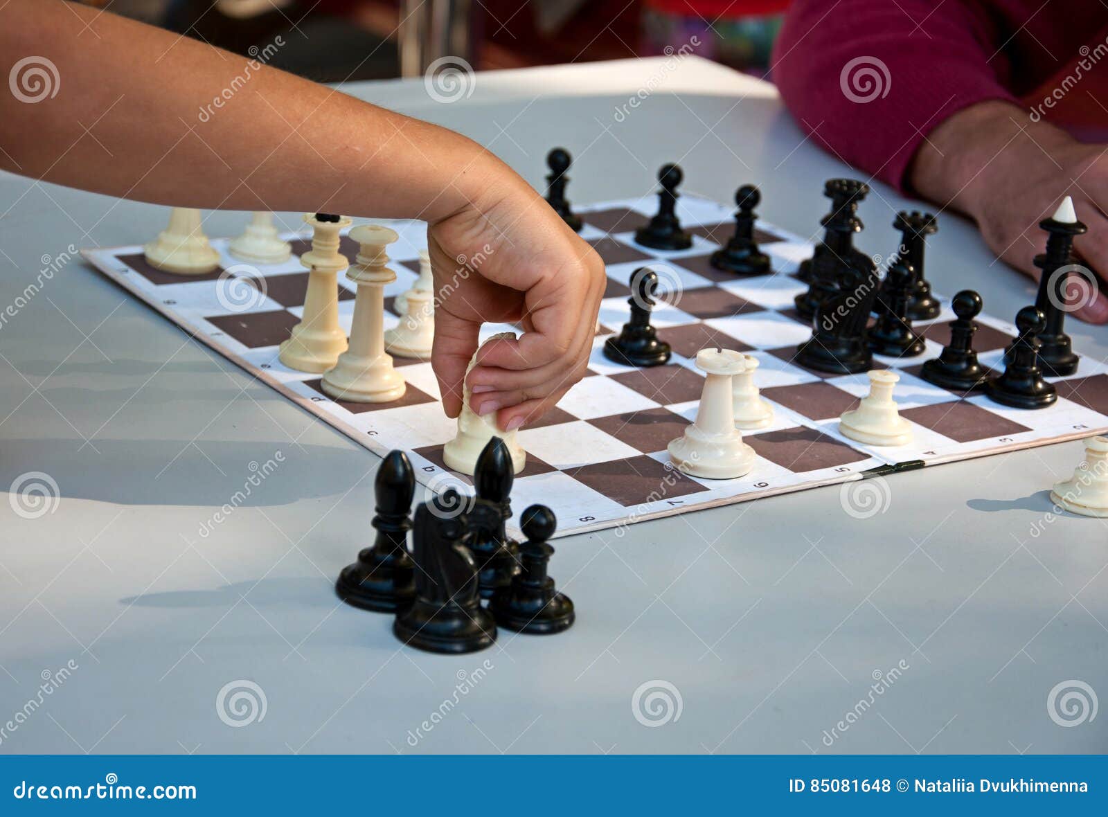 Für Hintergrund Oder Netz Kind Und Mann, Die Schach Spielen Stockfoto