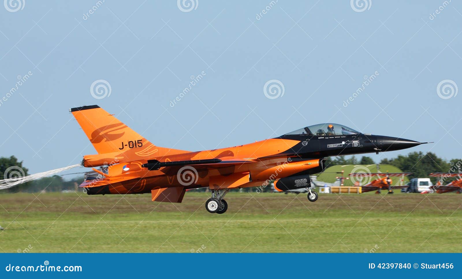 [ITALERI] 1/72 - General-Dynamics F-16A Fighting Falcon  belge F-falcon-brightly-coloured-orange-fighting-royal-netherlands-air-force-deploys-parachute-as-lands-42397840
