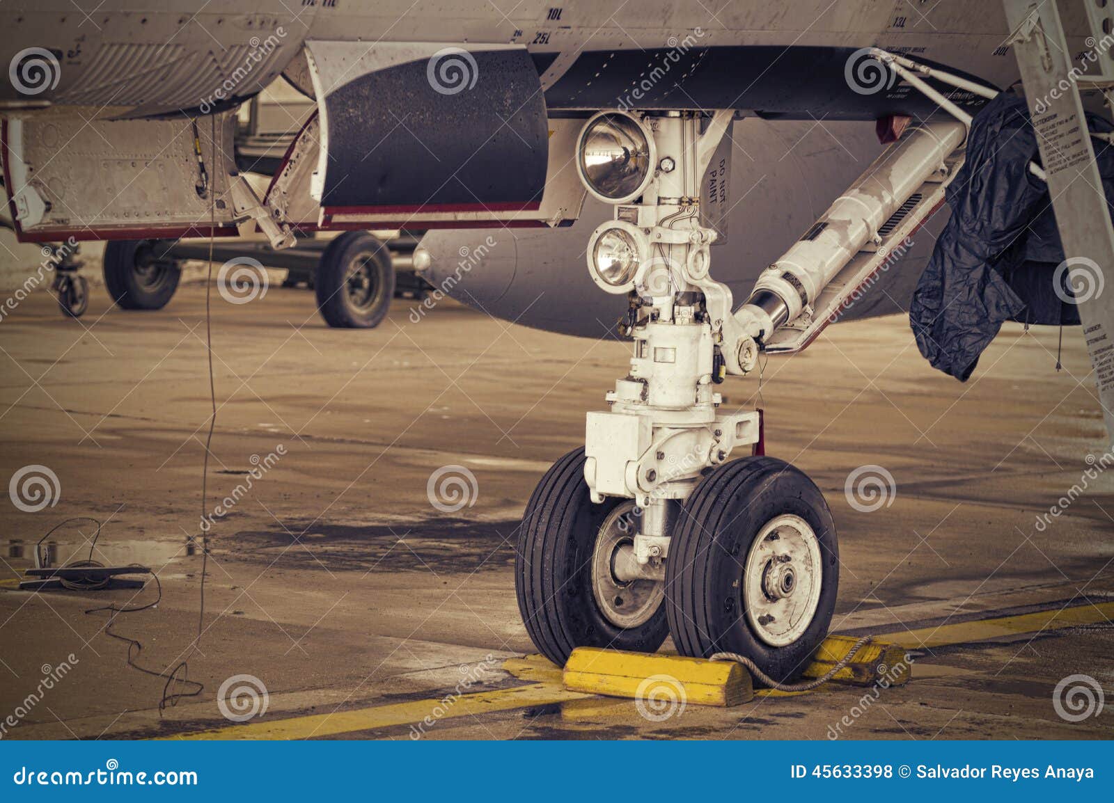 f18 nosewheel detail