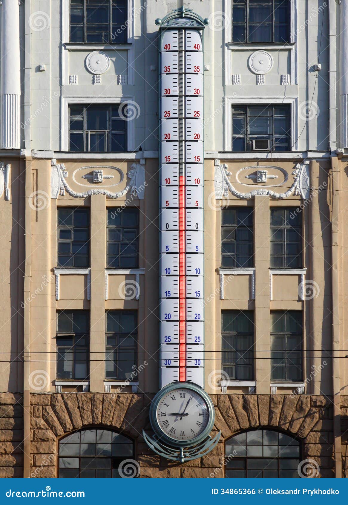Façade Du Bâtiment Avec Le Thermomètre Extérieur Géant Photo stock - Image  du température, numéro: 34865366