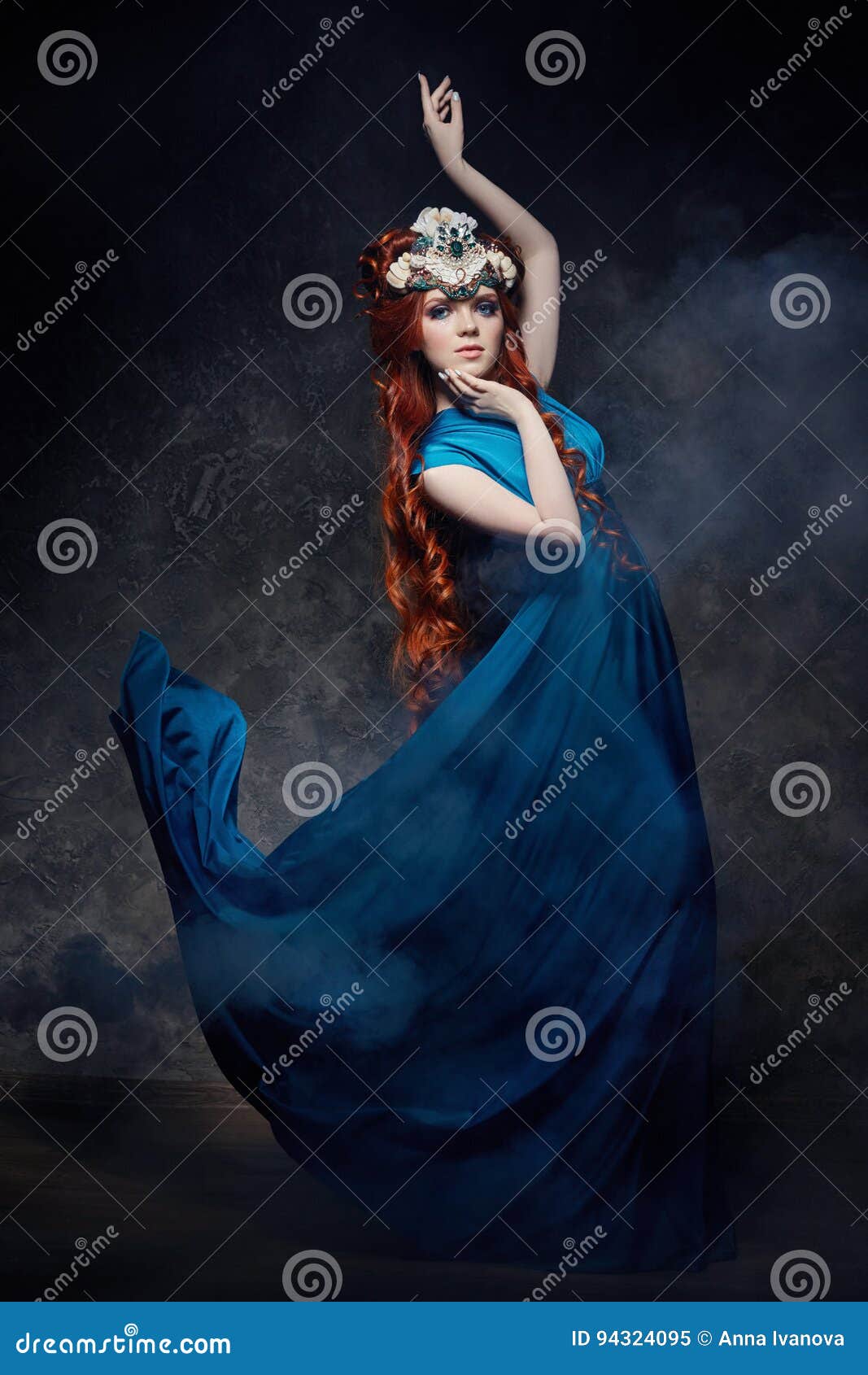 Fabelhafter Blick Des Rothaarigemadchens Blaues Langes Kleid Helles Make Up Und Grosse Wimpern Mysteriose Feenhafte Frau Mit Dem Stockbild Bild Von Fabelhafter Rothaarigemadchens