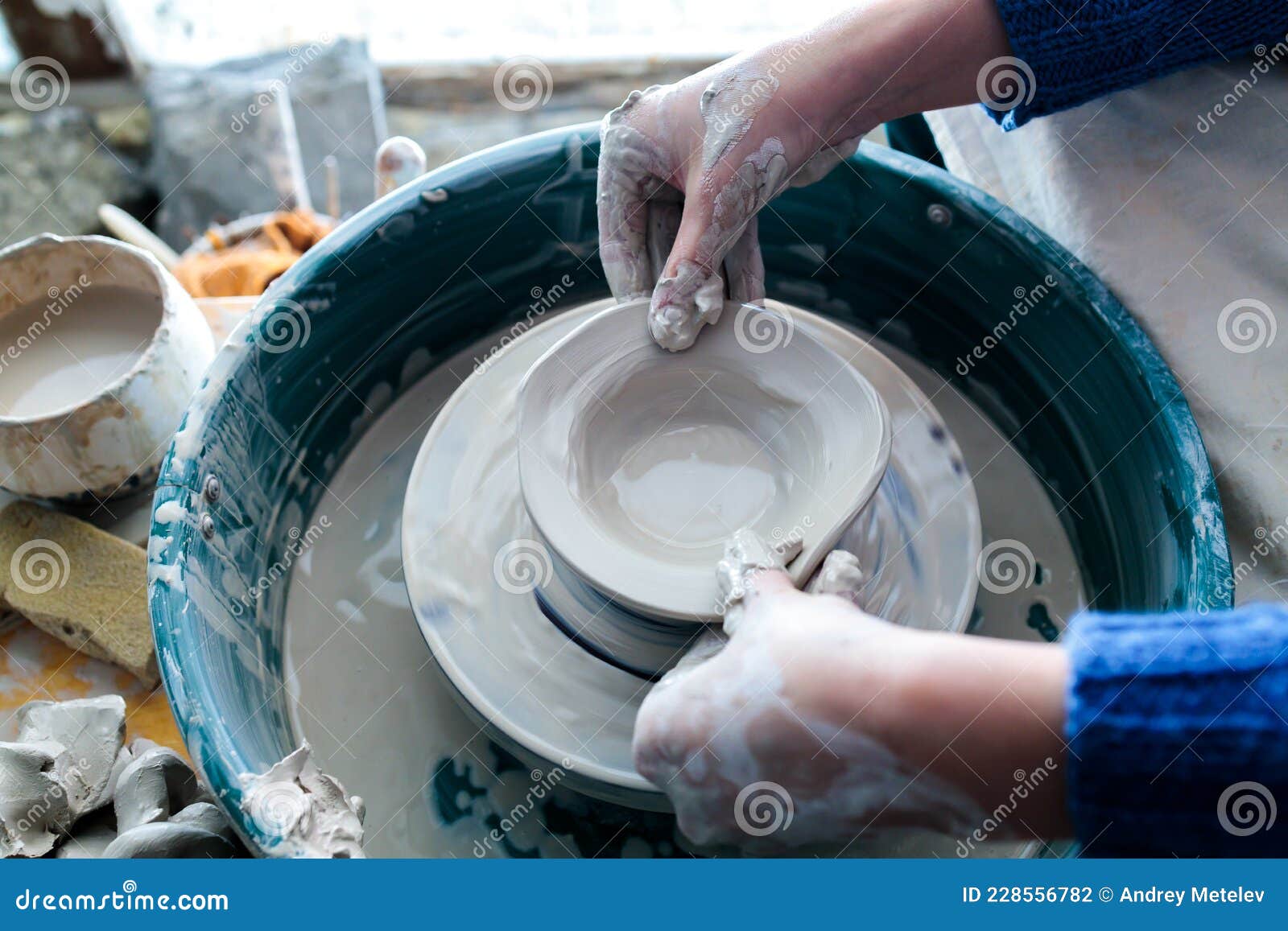 Assiettes En Argile Et Poterie Fabriquées Par Une Jeune Femme Le