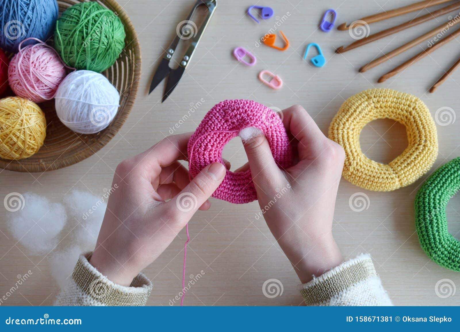 Fabrication D Une Pyramide De Crochet A Partir D Anneaux Colores Jouet Pour Bebes Et Enfants En Bas Age Pour Apprendre Les Techni Image Stock Image Du Enfance Bleu