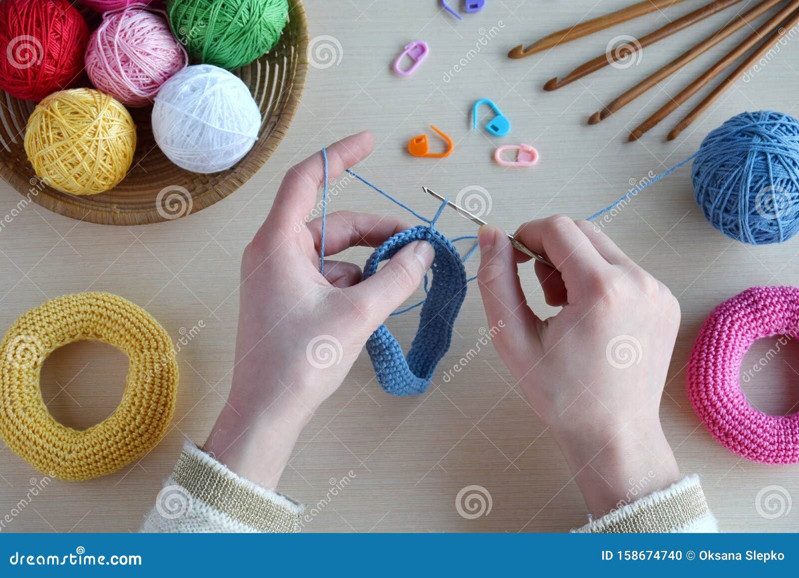 Fabrication D Une Pyramide De Crochet A Partir D Anneaux Colores Jouet Pour Bebes Et Enfants En Bas Age Pour Apprendre Les Techni Photo Stock Image Du Cadeau Enfant