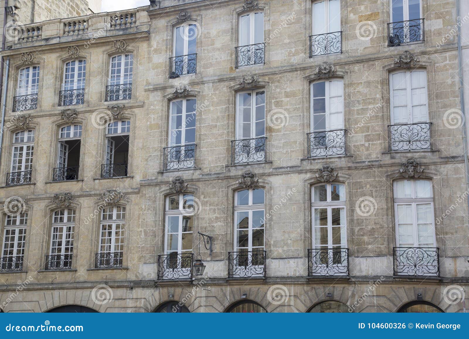 facade on parlement square, bordeaux