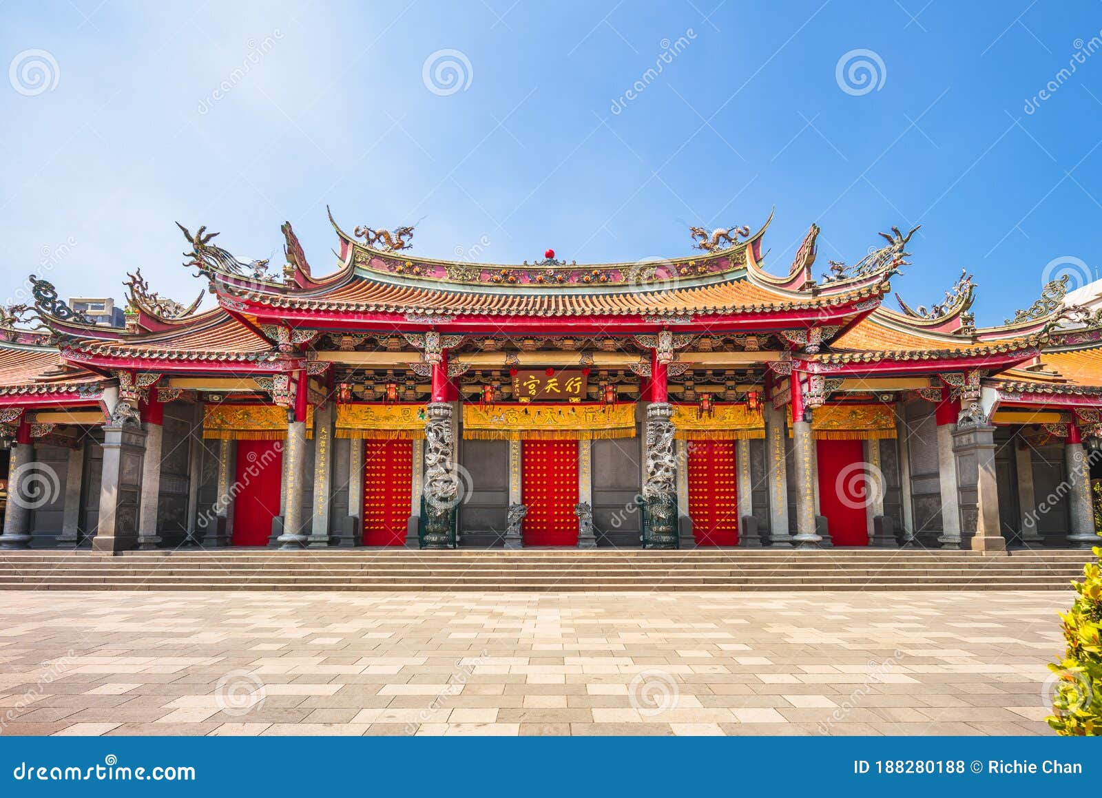facade view of hsing tian kong temple in taipei