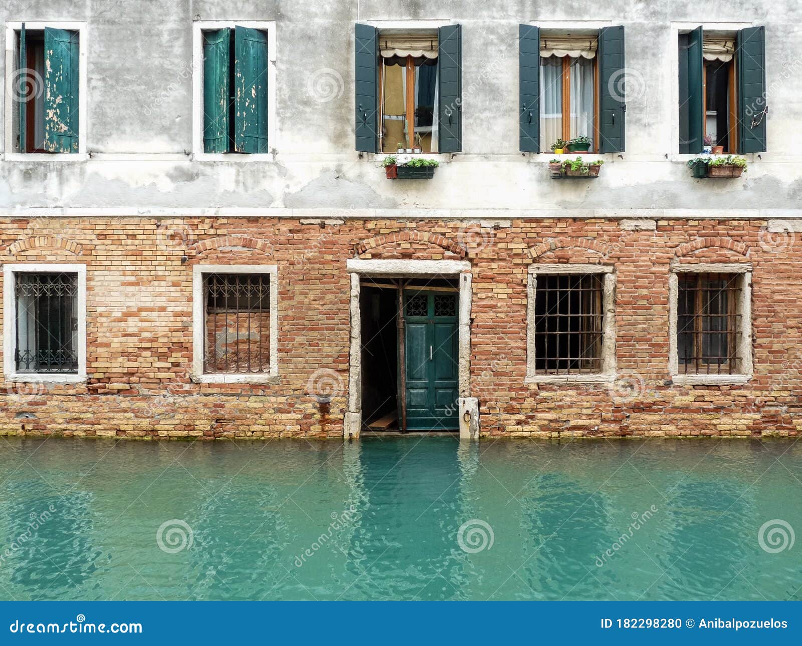 Facade With Windows Of Venice A House In Venice Canals